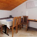 Appartamento Pozega Pinezići